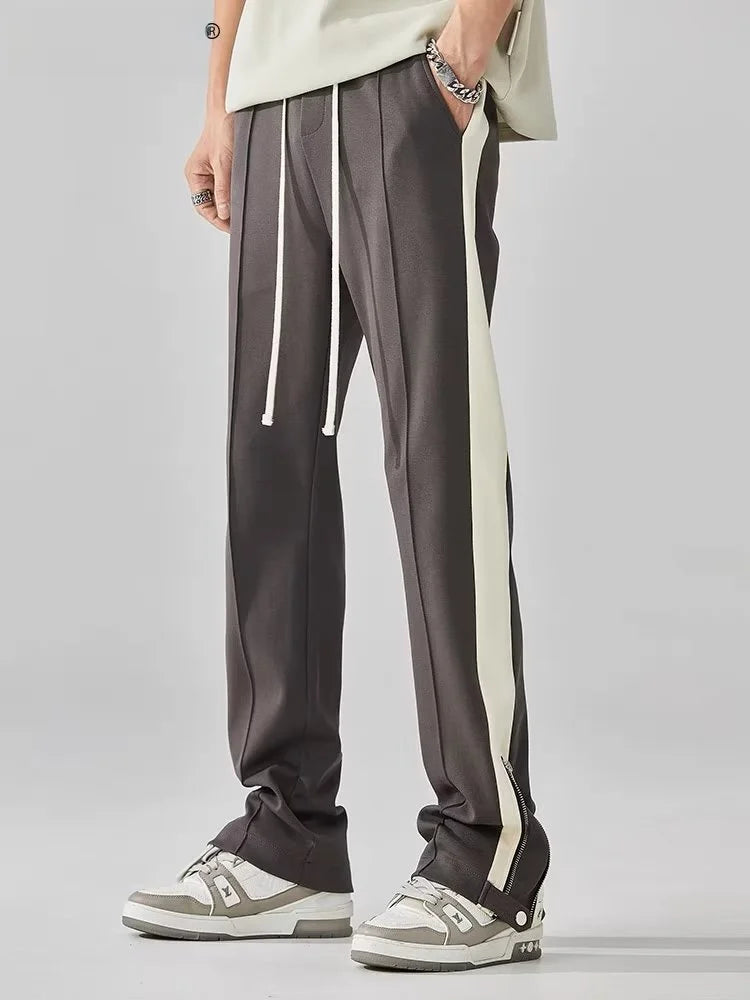 Pantaloni uomo casual a gamba dritta, stile streetwear, con distintiva banda laterale a contrasto.