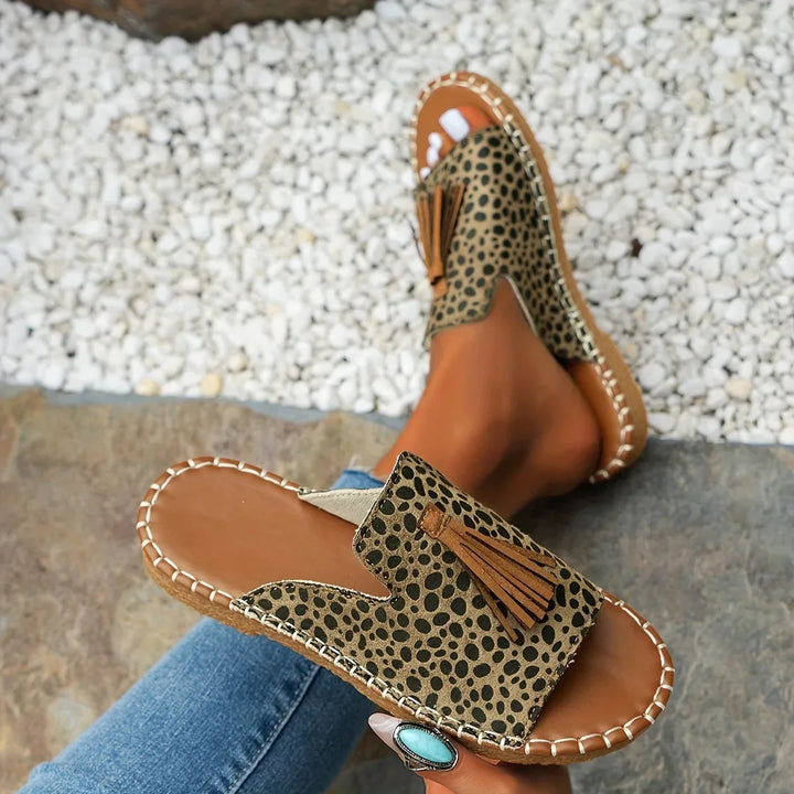 Sandali donna estivi con stampa leopardata, ideali per vacanze e outfit casual audaci. Calzature comode.