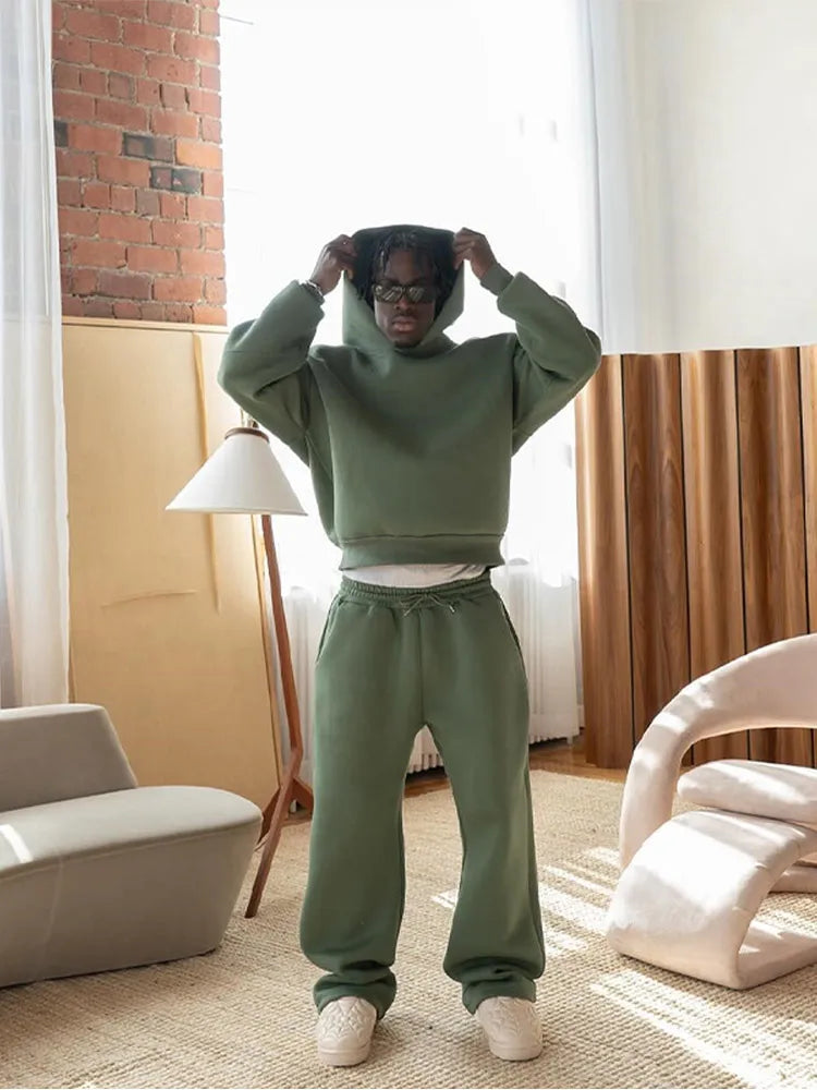 Moda uomo casual: tuta oversize con felpa e jogger, versatile per relax e attività sportive.