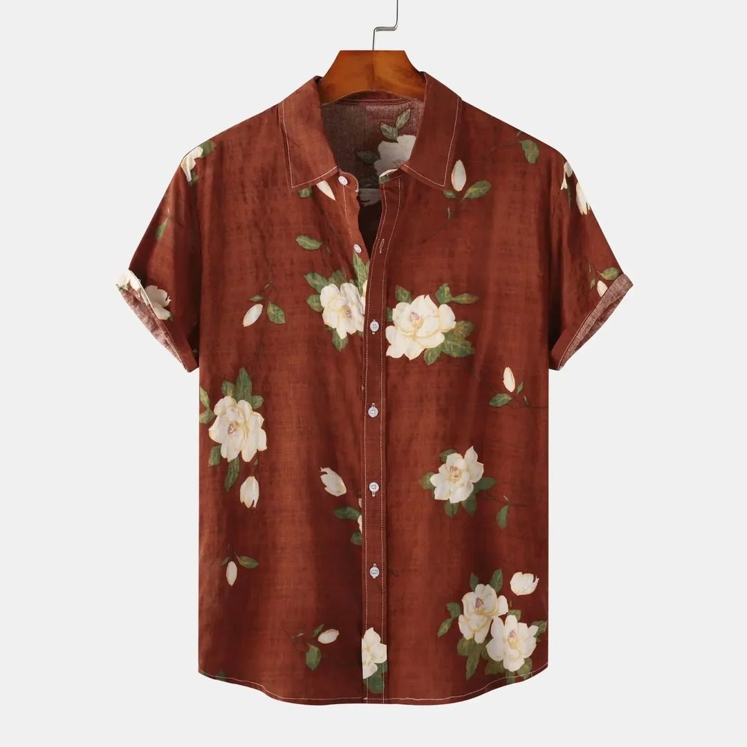 Camicia estiva uomo con stampa floreale rossa e gialla, maniche corte e bottoni. Stile casual e sartoriale.