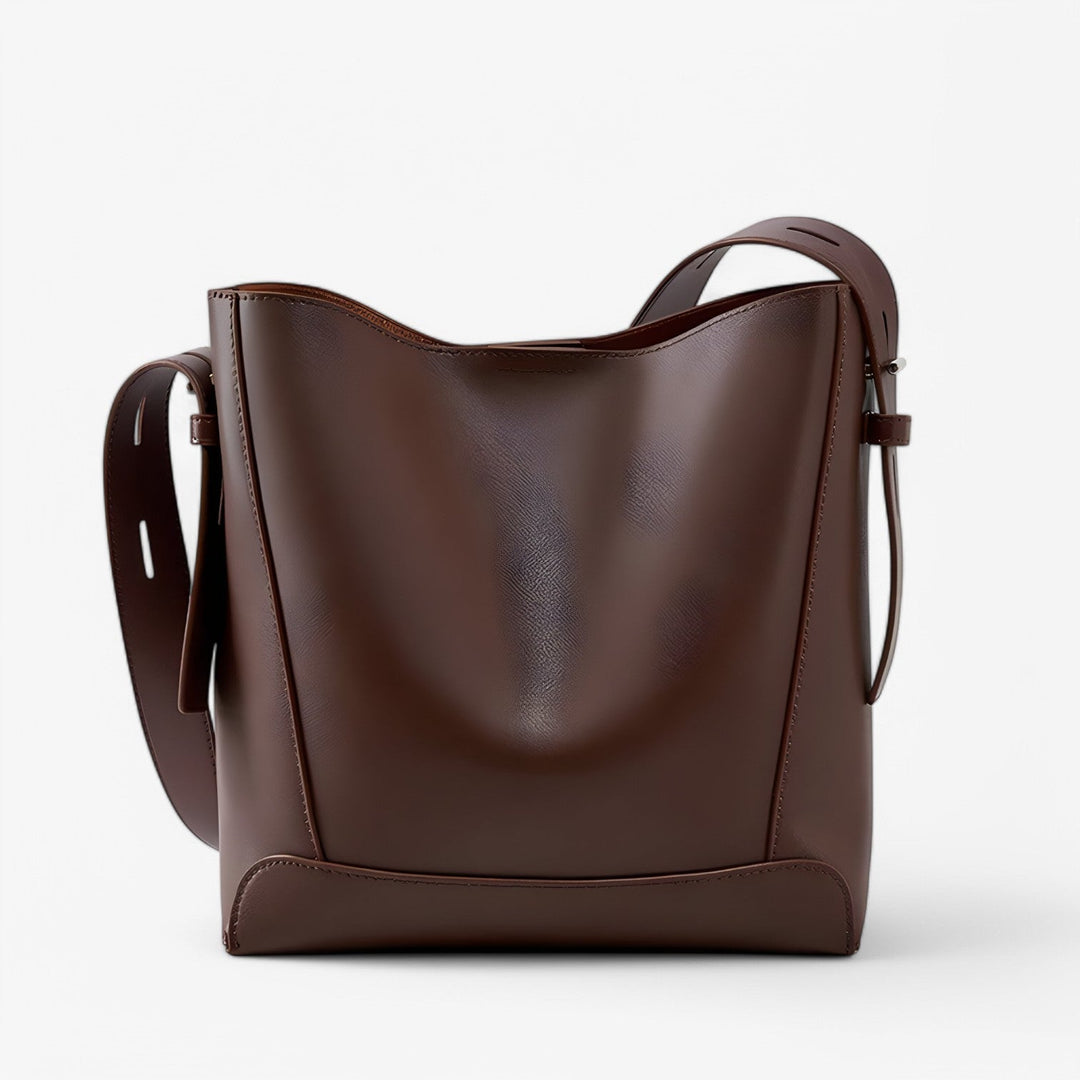 Dettaglio manici della borsa tote grande marrone, sinonimo di stile, praticità e qualità per donna.