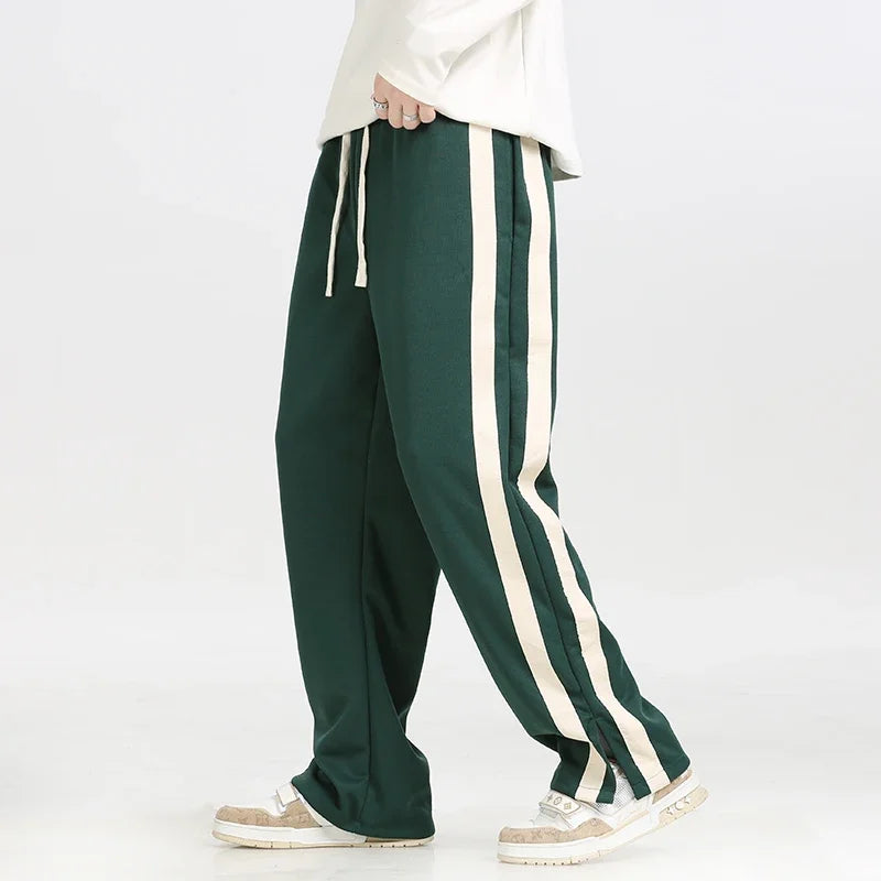 Jogger da uomo sportivi con vita elastica e righe laterali. Perfetti per un look casual retrò e comfort.