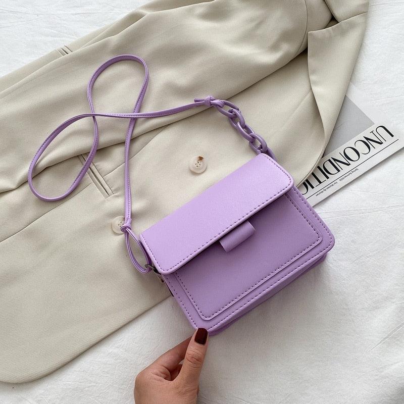 Piccola borsa donna a tracolla in vari colori, perfetta per un look casual o elegante.