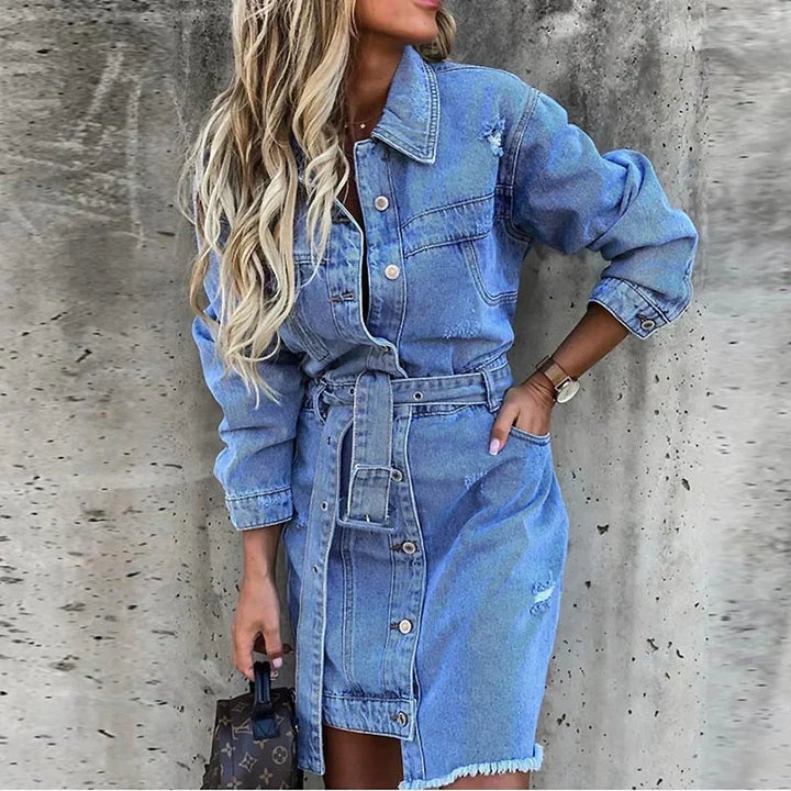 Abito denim donna blu elegante e versatile con cintura, maniche lunghe e bottoni. Perfetto per stile casual classico.