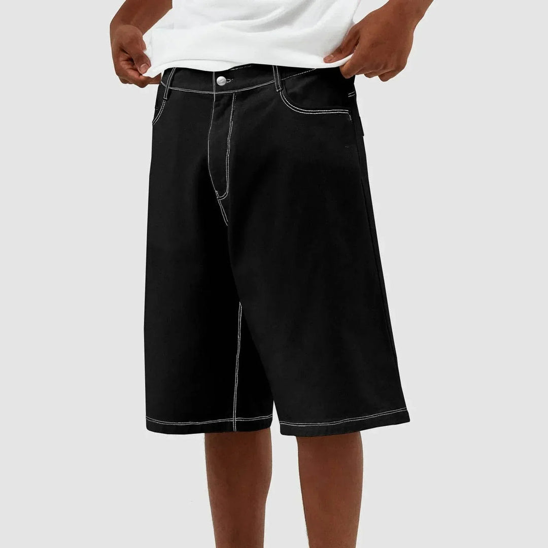 Bermuda uomo vintage baggy sotto ginocchio, essenziale per un outfit estivo casual o streetwear alla moda.