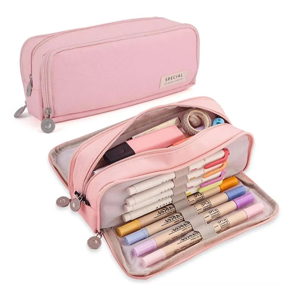 Astuccio scuola resistente e capiente, con scomparti per matite, penne, gomme e righelli.