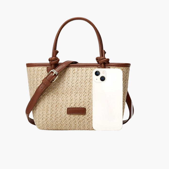 Dettaglio della trama intrecciata della borsa da donna in paglia, stile naturale e artigianale.
