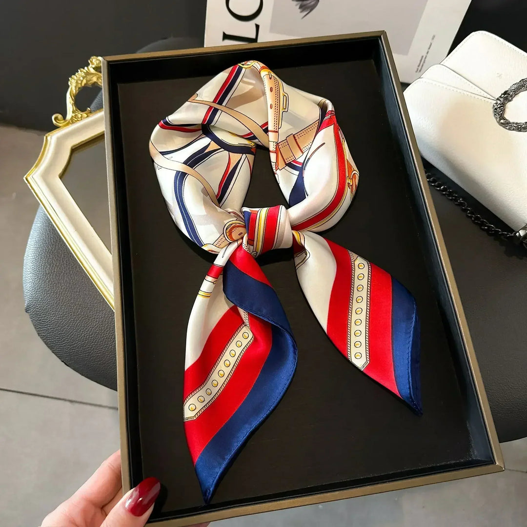 Elegante foulard in raso con stampa moderna, accessorio chic per donna.