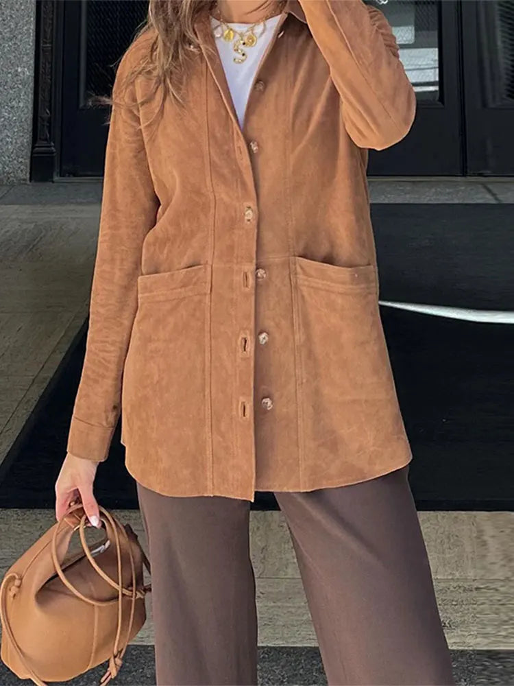 Moda autunnale: giacca da donna con risvolto e tasche, maniche lunghe, un capo essenziale.