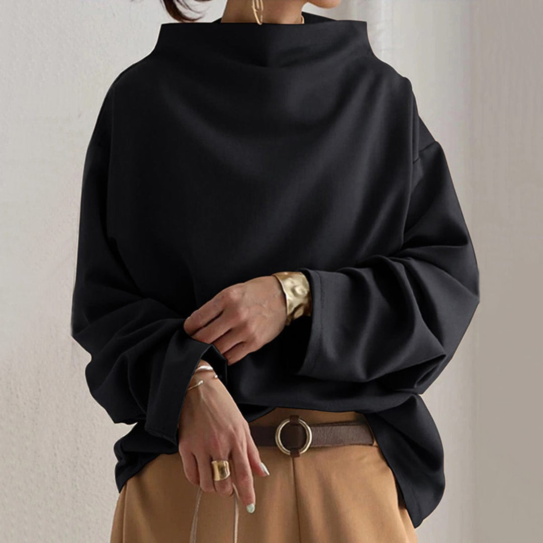 Top da donna nero a collo alto, elegante e raffinato, perfetto per un look chic e sofisticato.