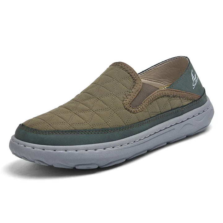Mocassini uomo grigi slip-on trapuntati, scarpe casual con comfort flessibile per ufficio o tempo libero.