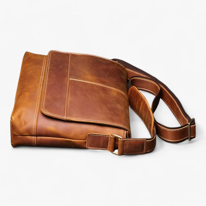 Modello indossa borsa messenger marrone, evidenziando il comfort e lo stile unisex.