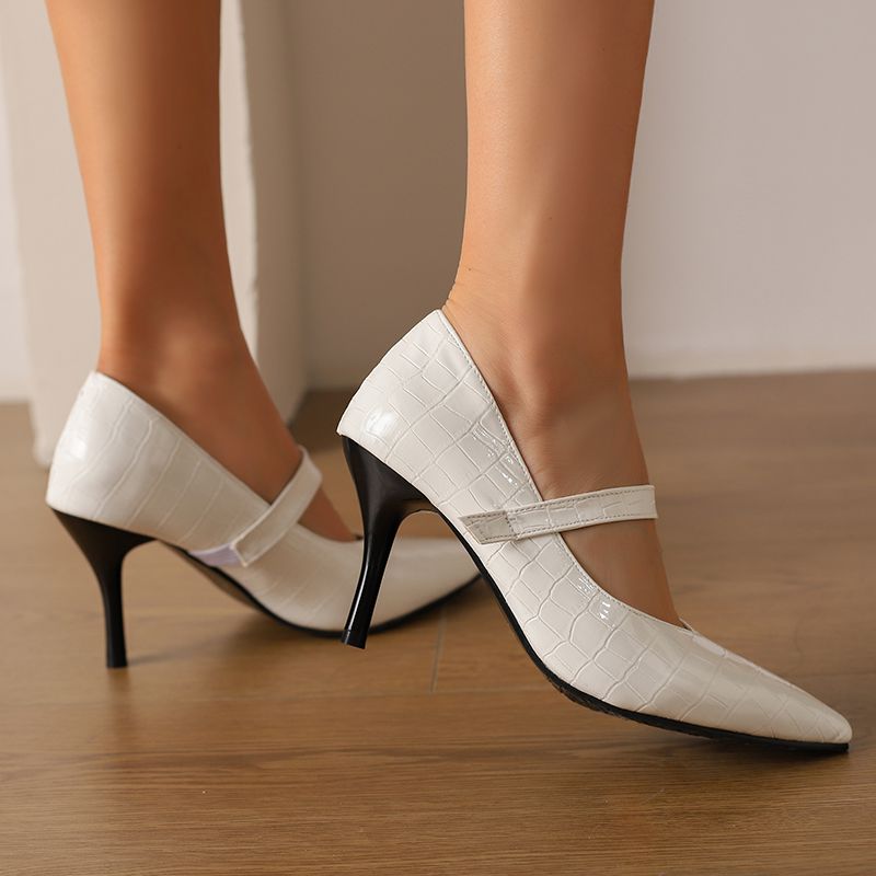 Décolleté da donna primaverile color nude, con tacco alto e cinturino per un look sofisticato.