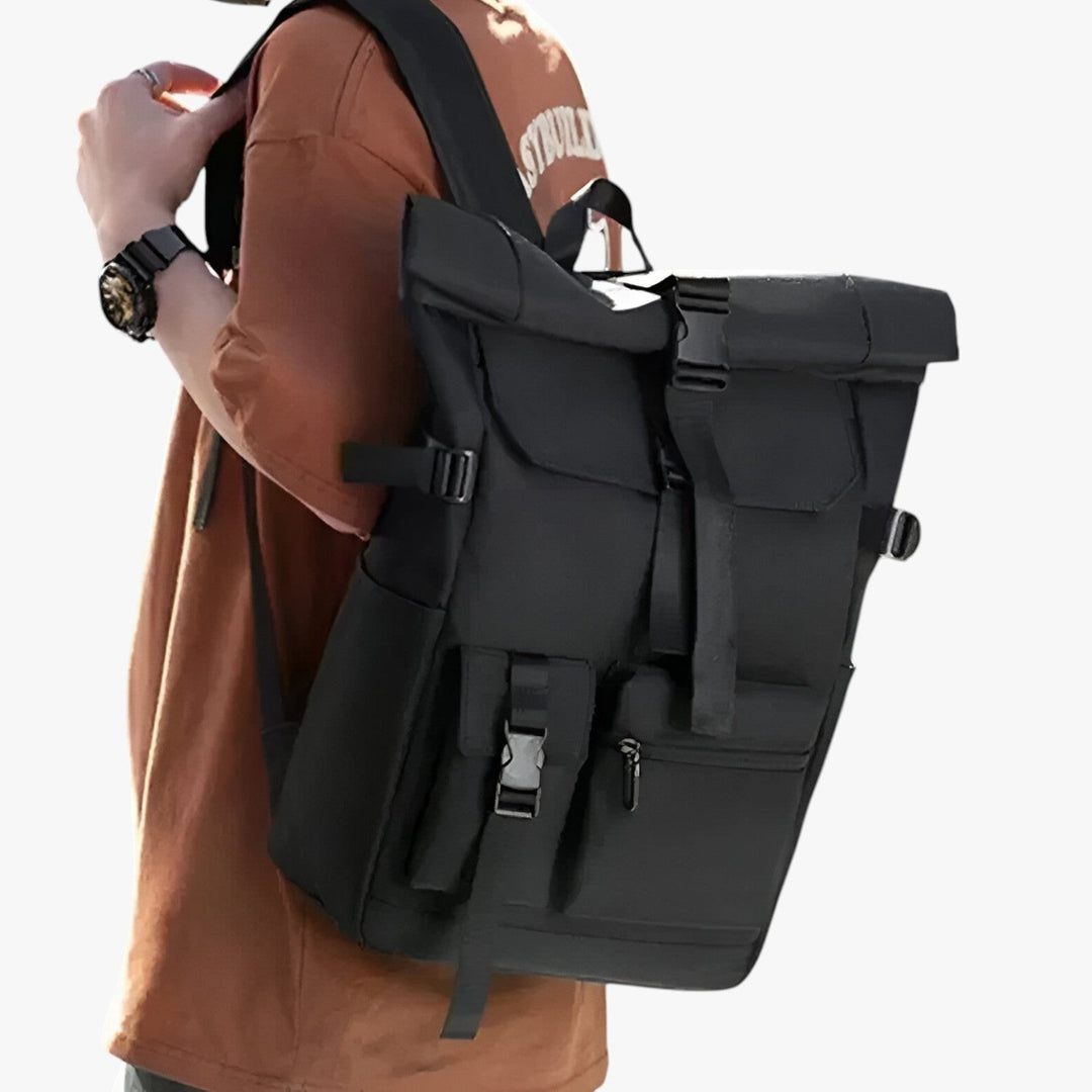 Zaino roll top da uomo nero, resistente e robusto, ideale per avventure e il quotidiano.