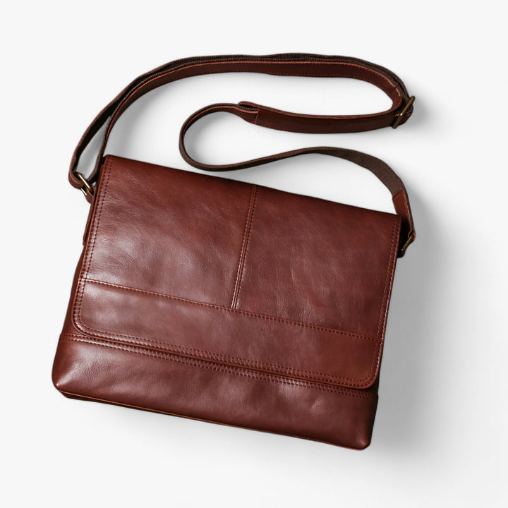 Borsa messenger marrone in sintetico, capiente e pratica per l'ufficio o il tempo libero.