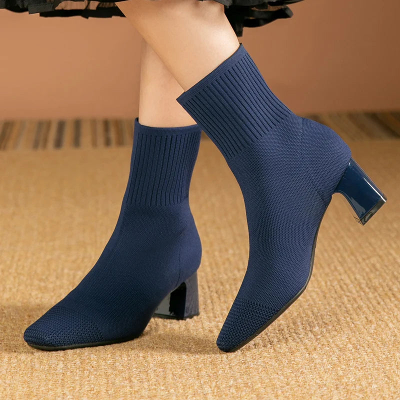 Stivaletti donna eleganti neri con tacco, perfetti per look autunno inverno alla moda e trendy.