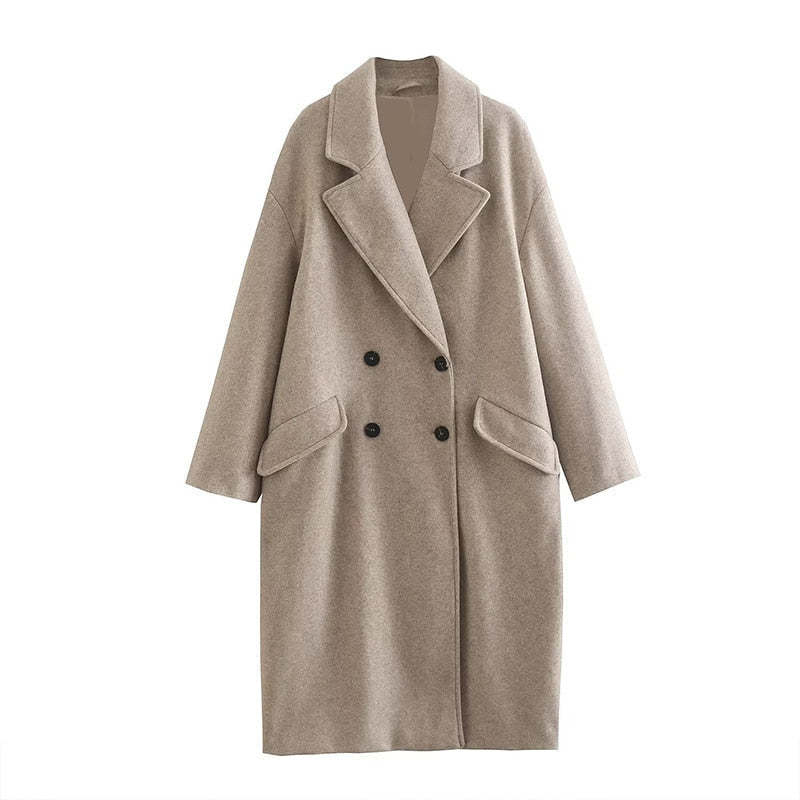 Moda inverno: cappotto lungo femminile doppiopetto, look chic e versatile.