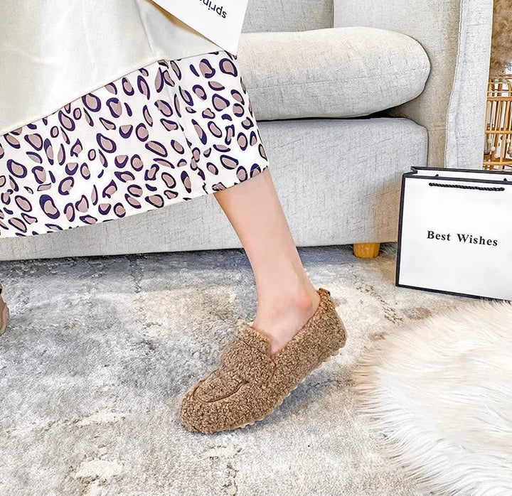 Calzature donna invernali nere, slip-on con design moderno, per calore e facilità d'uso.