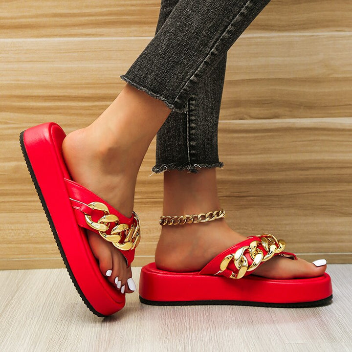 Scarpe ballerine donna nere con raffinata catena e suola piatta. Un modello slip-on per comfort e stile.