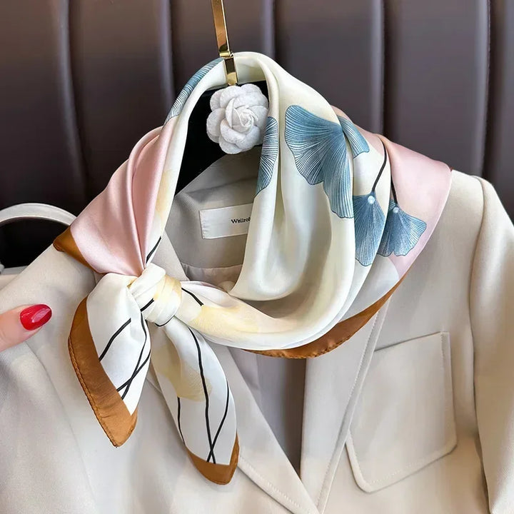 Sciarpa in raso satinato, stampa geometrica, accessorio chic e leggero per donna.