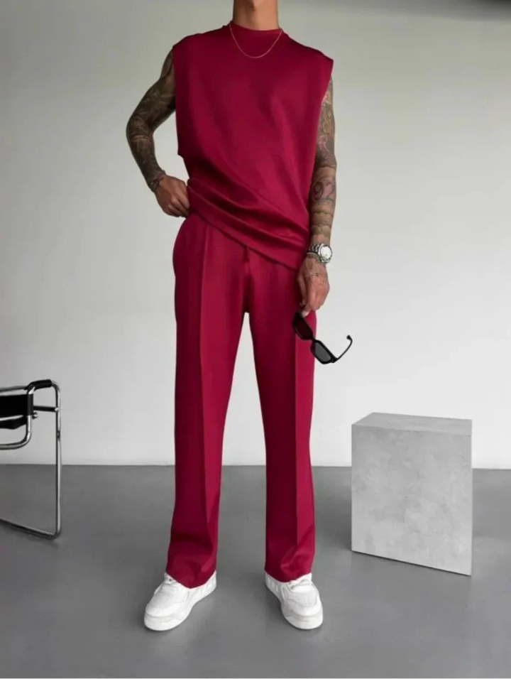 Completo uomo per tempo libero, top senza maniche e pantaloni sartoriali, un look raffinato e comodo.