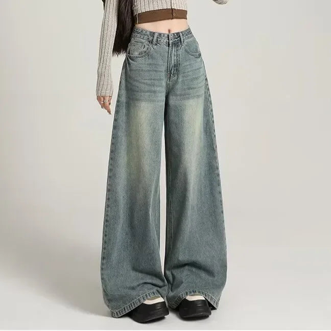 Moda donna: jeans larghi grigi a vita alta, perfetti per un outfit moderno ed elegante. Comfort e stile per lei.