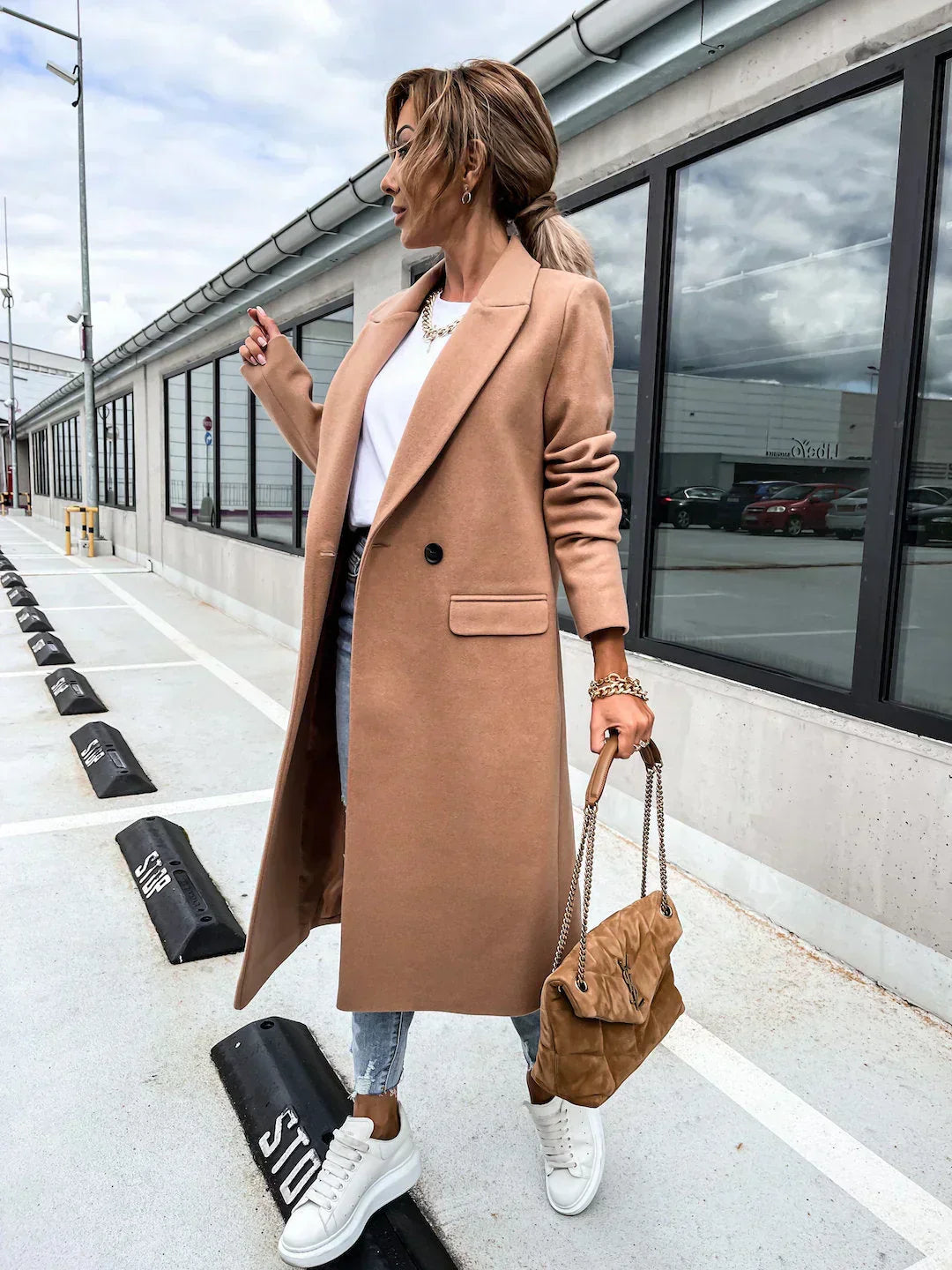 Cappotto lungo donna con cintura, per esaltare la figura e creare un look elegante.