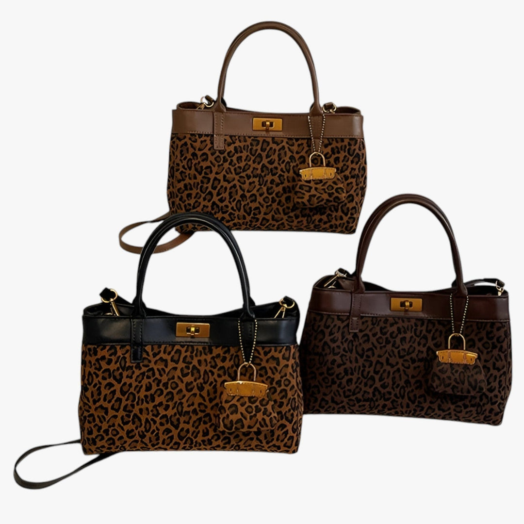 Dettaglio ravvicinato della stampa leopardata su borsa tote da donna. Tessuto di qualità, tocco safari chic.