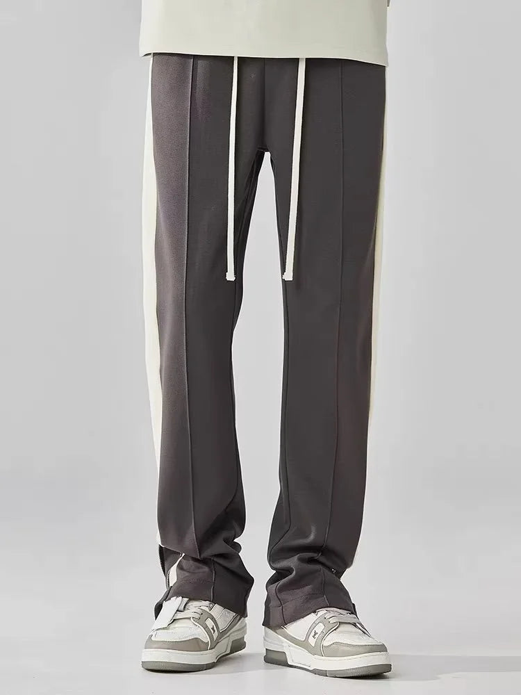 Pantaloni uomo streetwear a gamba dritta, con banda laterale e vita elasticizzata per comfort moderno.
