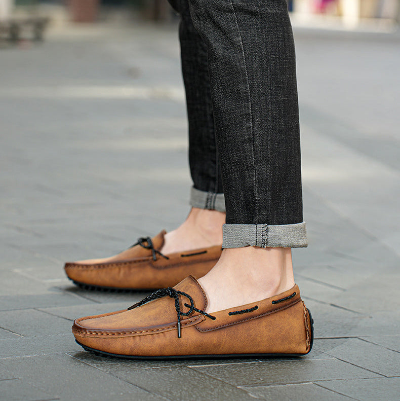 Profilo laterale mocassini uomo slip-on, evidenzia suola flessibile per massimo comfort e passeggio.