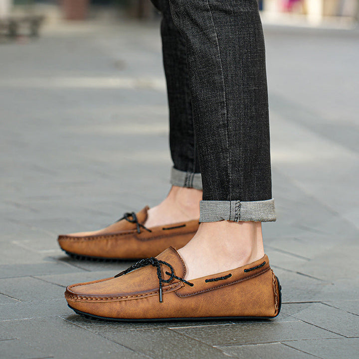 Profilo laterale mocassini uomo slip-on, evidenzia suola flessibile per massimo comfort e passeggio.