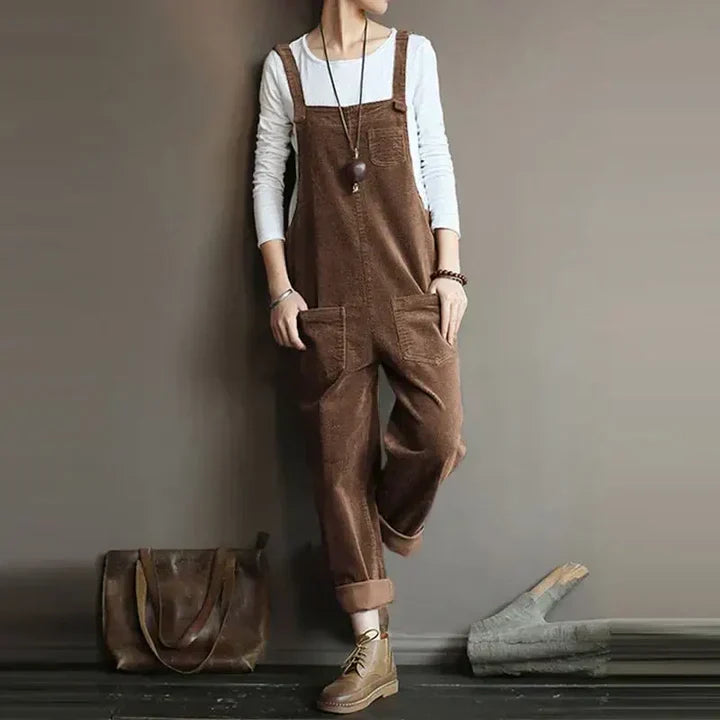 Moda donna: salopette casual chic, un outfit pratico e versatile per ogni giorno.