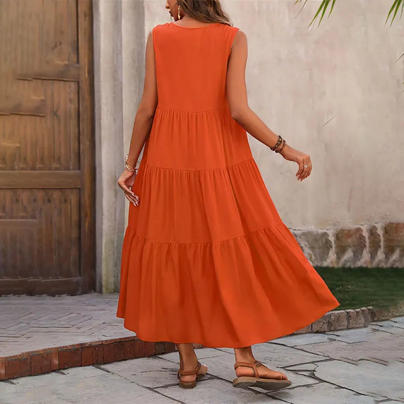 Abito lungo donna estivo casual, con balze giocose e scollo a V. Un capo must-have per la moda spiaggia.