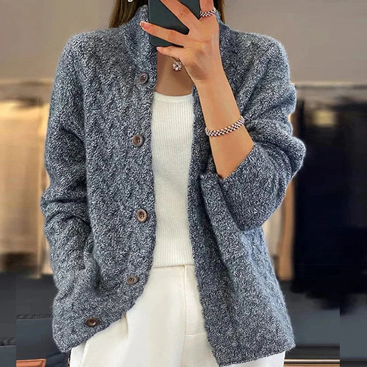 Cardigan donna in maglia grossa, comodo e versatile. Perfetto per outfit casual autunnali e invernali.