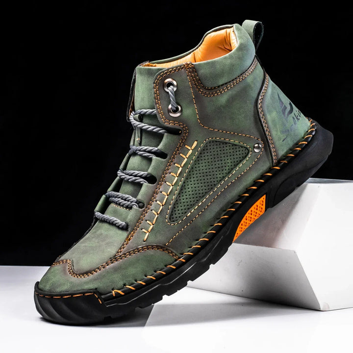 Stivali da uomo in pelle robusta, con comfort alla caviglia. Stivaletti ideali per moda autunnale e resistenza outdoor.