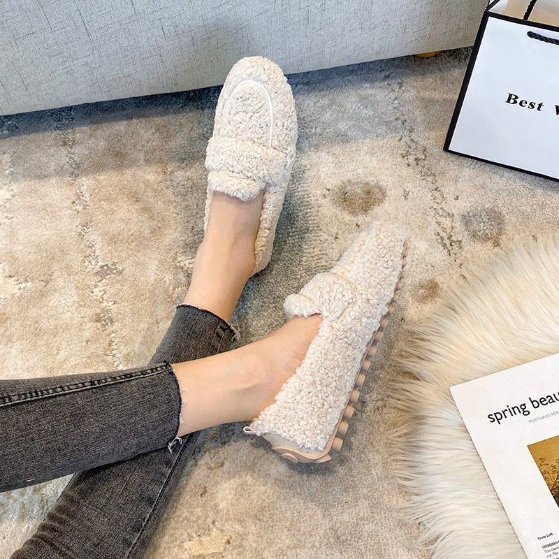 Mocassini donna comodi e chic, perfetti per look casual ed eleganti. Calzature morbide e versatili per ogni giorno.
