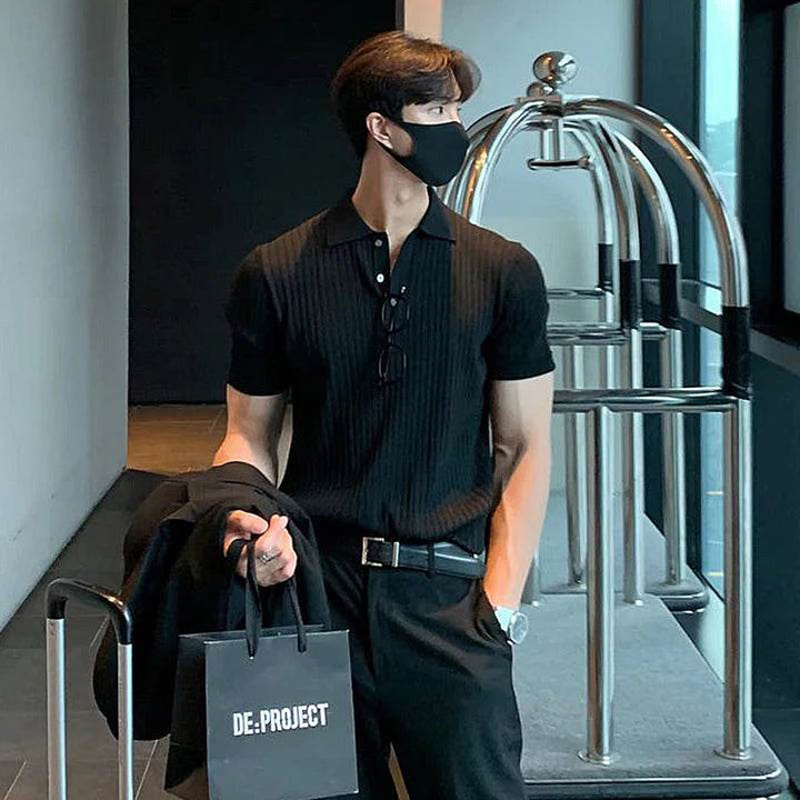 Dettaglio polo uomo estiva a righe verticali, con colletto classico e bottoni. Eleganza per abbigliamento maschile.