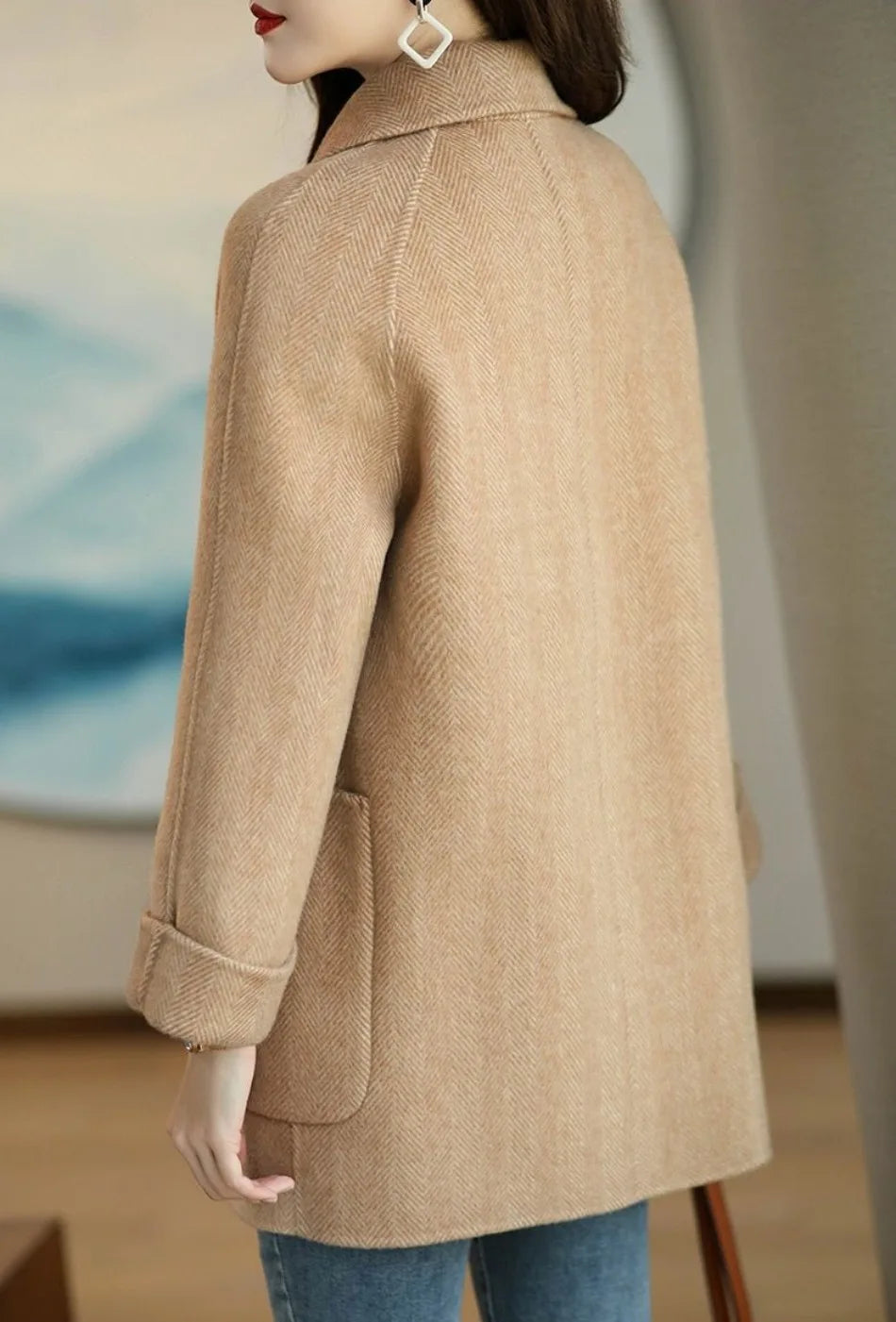 Giacca lunga doppiopetto da donna per autunno, con raffinato colletto a rever e design moderno.