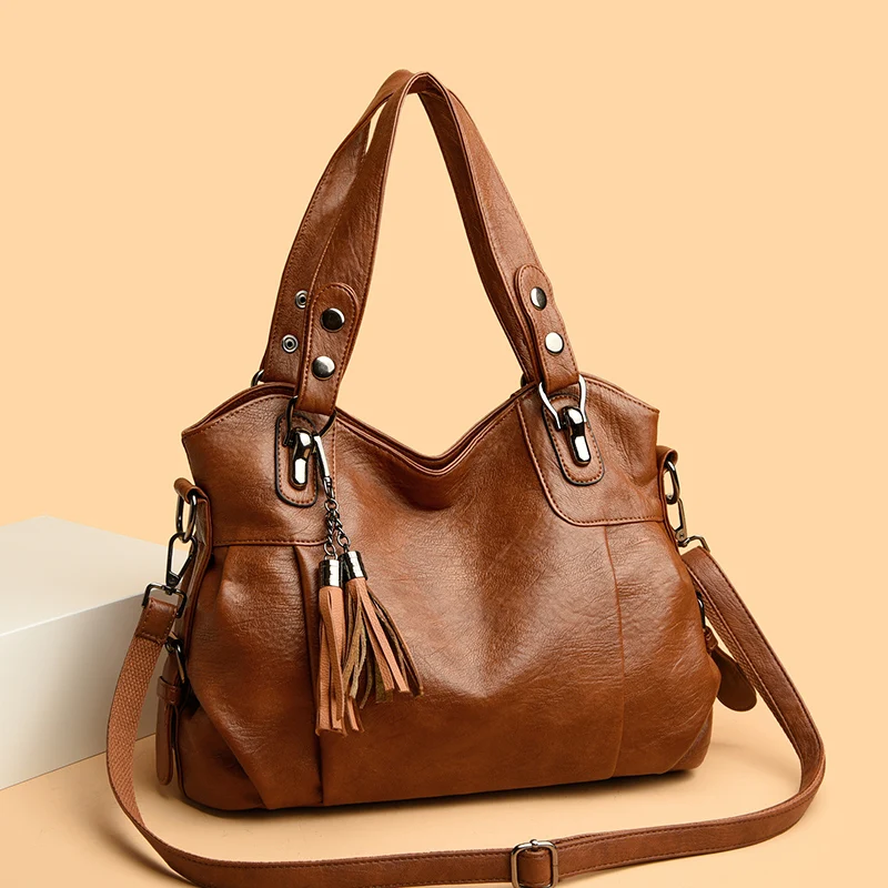 Interno spazioso di borsa tote da donna con scomparti e tasche, ideale per organizzare gli accessori.