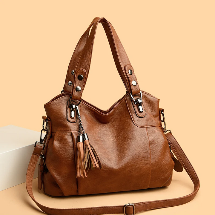Interno spazioso di borsa tote da donna con scomparti e tasche, ideale per organizzare gli accessori.