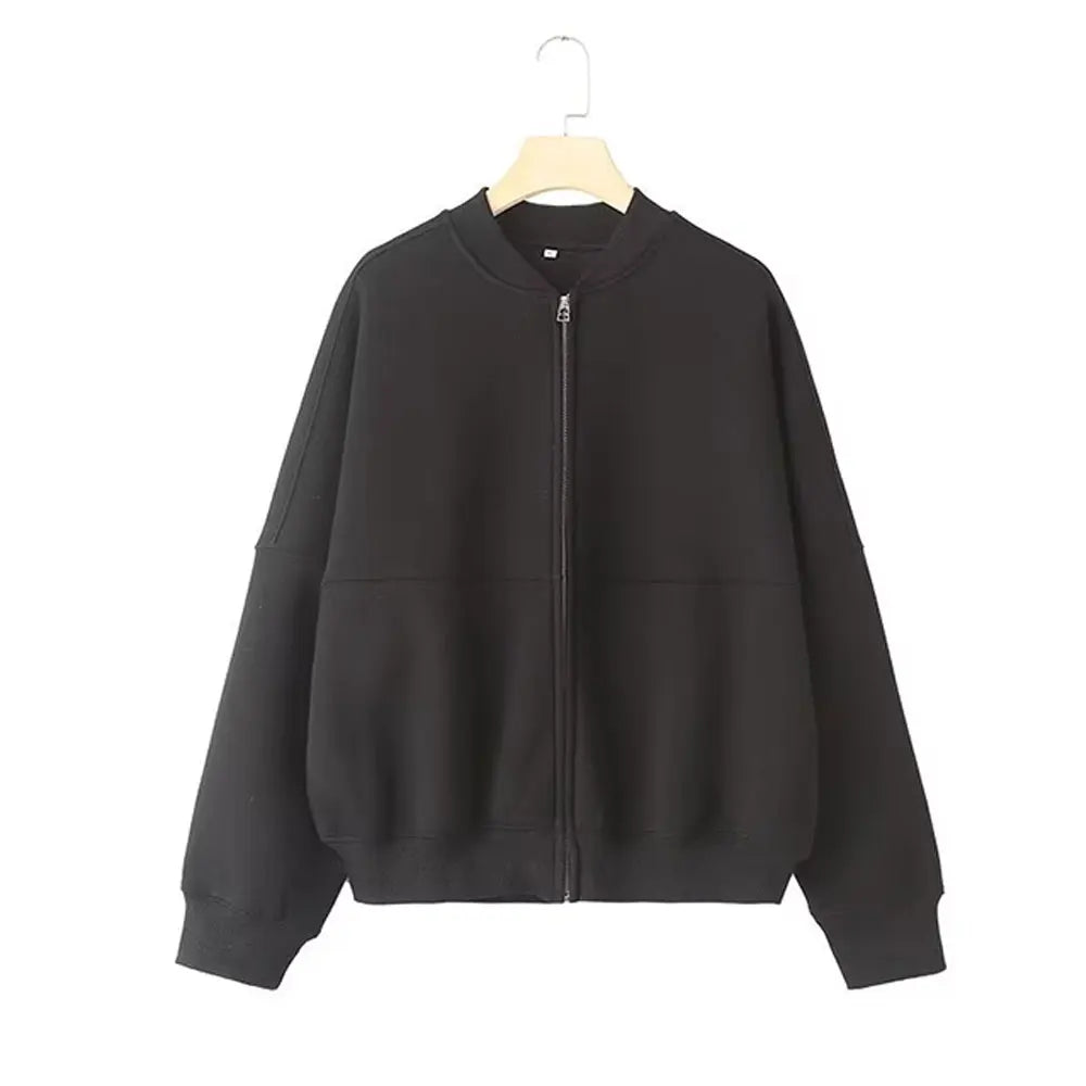 Completo donna casual due pezzi: top con zip, pantaloni vita alta gamba larga. Stile moderno e comfort per ogni occasione.