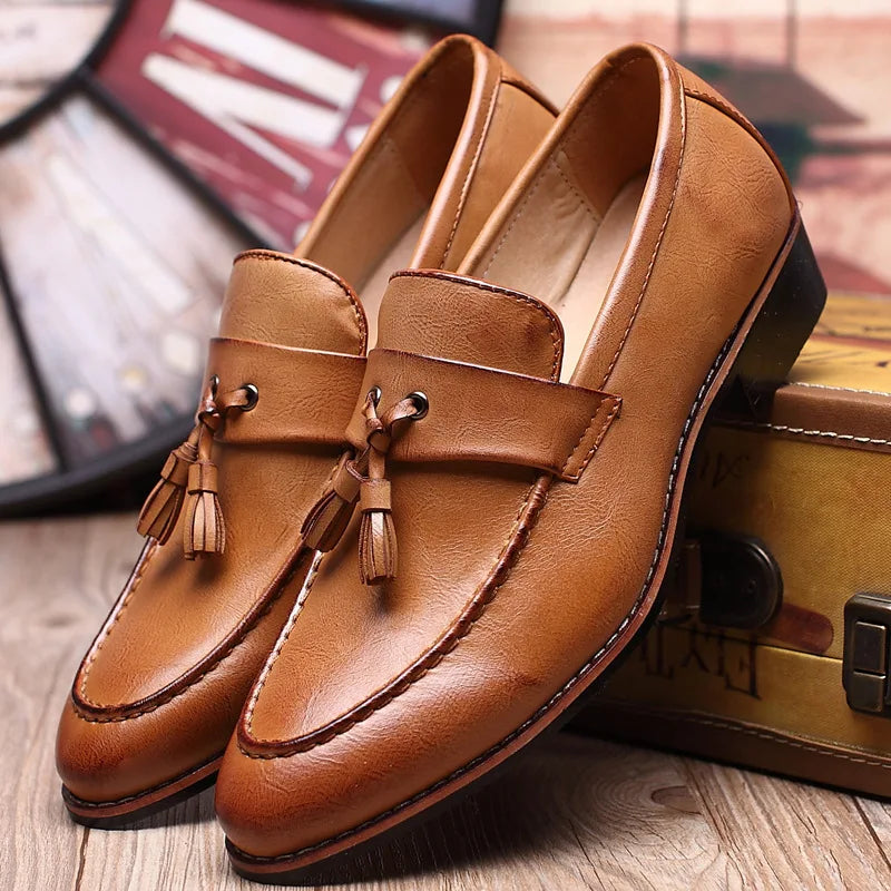 Mocassini uomo con finitura satinata lucida, slip-on e doppia nappa. Comfort e stile impeccabile.