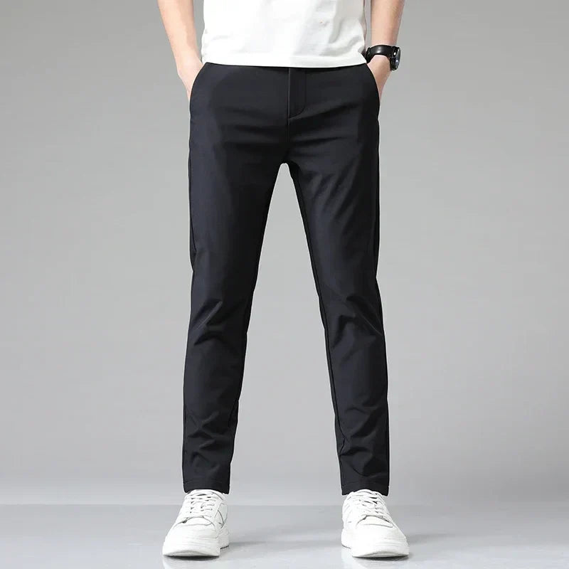 Dettaglio: pantaloni uomo elasticizzati con taglio sartoriale, ideali per eleganza e comfort quotidiano.