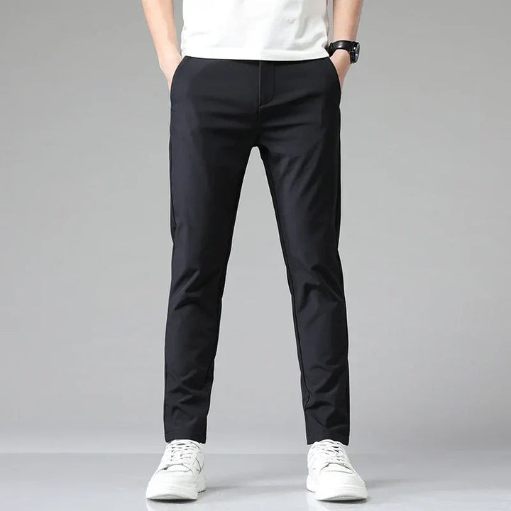Dettaglio: pantaloni uomo elasticizzati con taglio sartoriale, ideali per eleganza e comfort quotidiano.