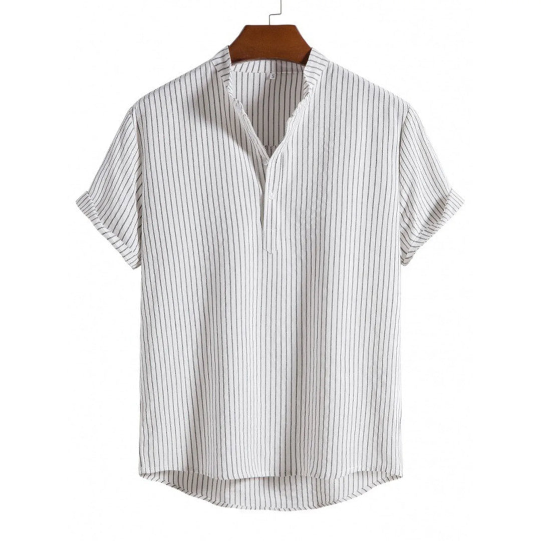 Eleganza versatile: camicia uomo a righe, maniche corte, colletto coreana, tessuto antipiega.