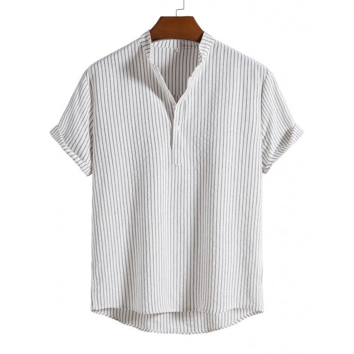 Eleganza versatile: camicia uomo a righe, maniche corte, colletto coreana, tessuto antipiega.