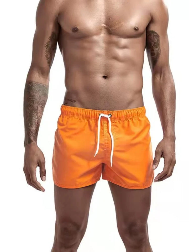Costume pantaloncino uomo, ideale per surf, nuoto e sport acquatici. Asciugatura rapida, perfetto per estate.