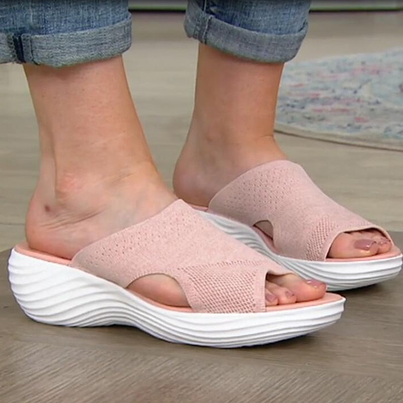 Sandali ortopedici leggeri da donna, garantiscono comfort e supporto plantare, ideali per passeggio estivo.
