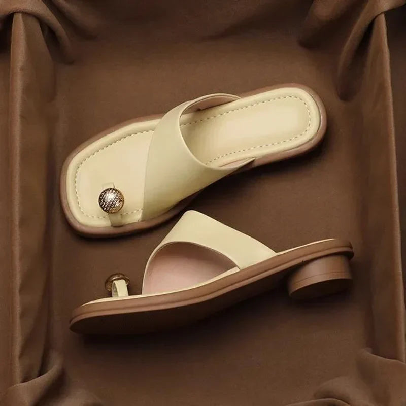 Eleganti sandali donna con punta quadrata, tacco largo, e cinturini regolabili, ideali per la moda estate.