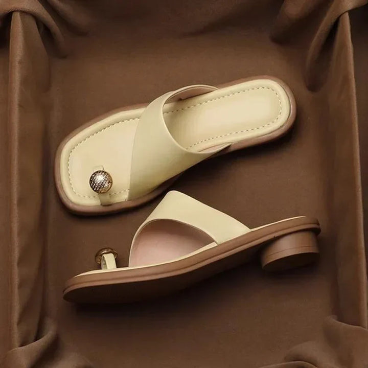 Eleganti sandali donna con punta quadrata, tacco largo, e cinturini regolabili, ideali per la moda estate.